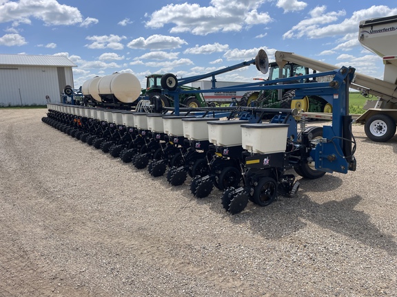 2009 Kinze 3700 Planter