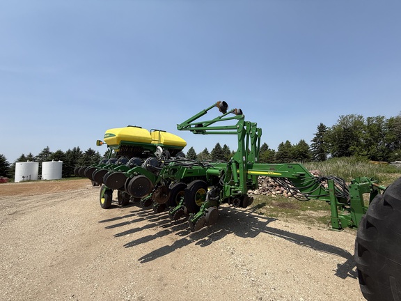 2004 John Deere 1790 Planter