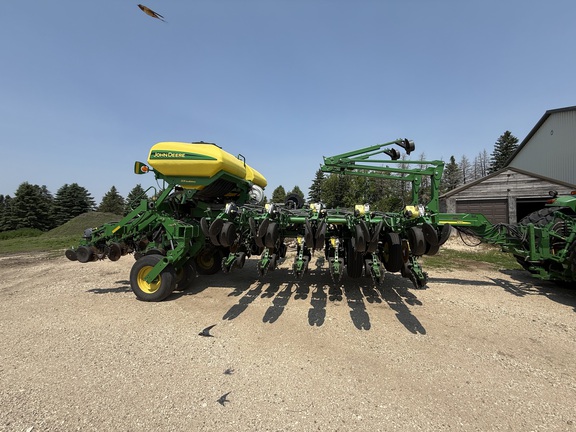 2004 John Deere 1790 Planter
