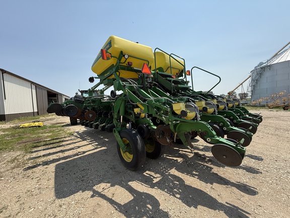 2004 John Deere 1790 Planter