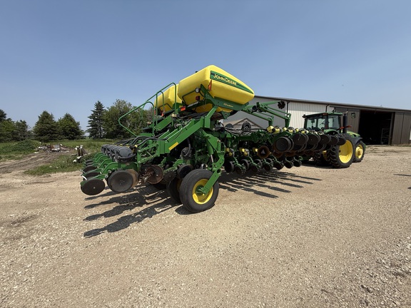 2004 John Deere 1790 Planter