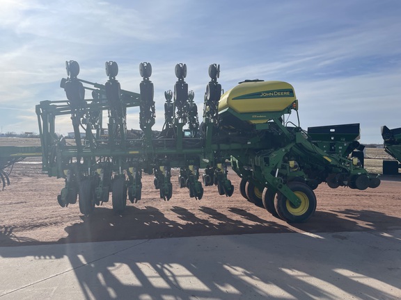 2004 John Deere 1790 Planter
