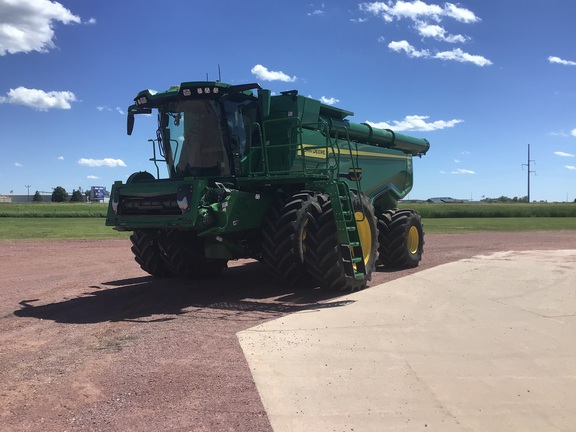 2025 John Deere X9 1100 Combine