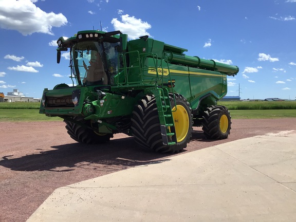 2025 John Deere X9 1100 Combine