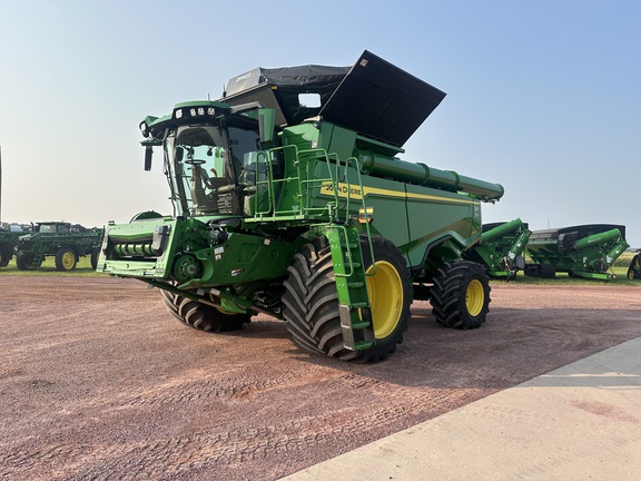 2025 John Deere X9 1100 Combine