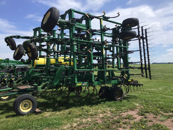 2004 John Deere 2210 Field Cultivator