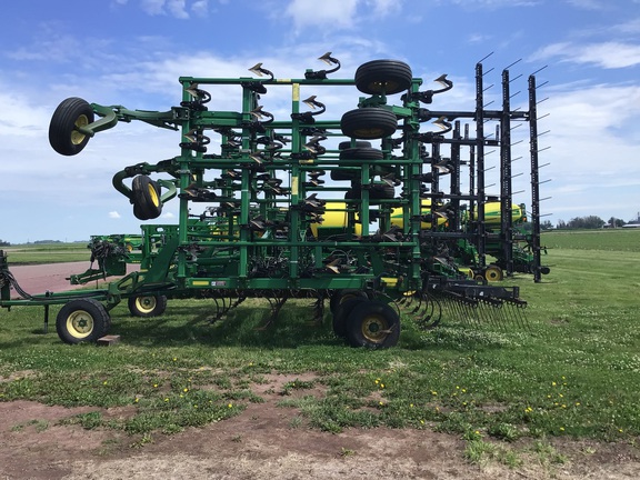 2004 John Deere 2210 Field Cultivator