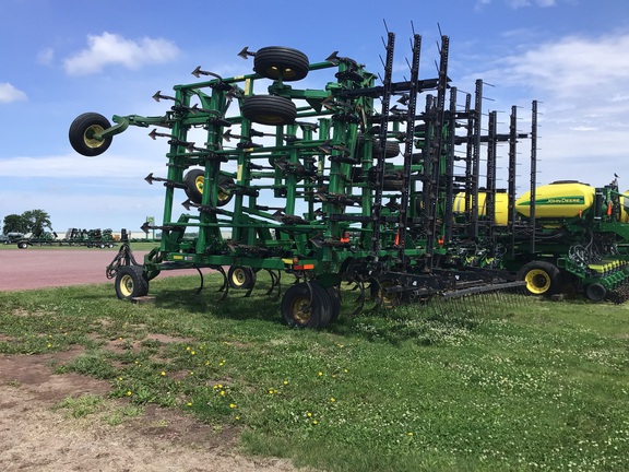 2004 John Deere 2210 Field Cultivator