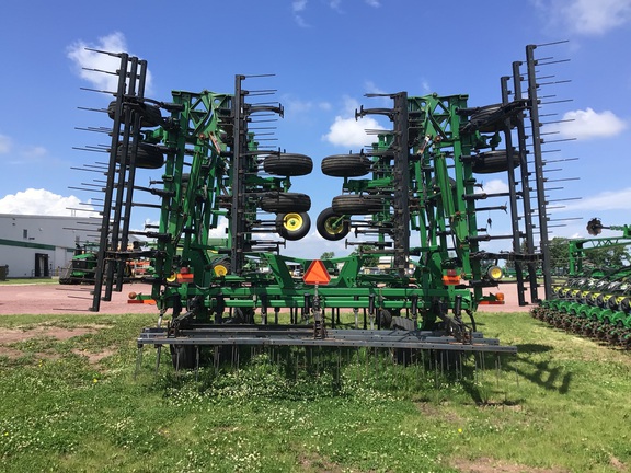 2004 John Deere 2210 Field Cultivator