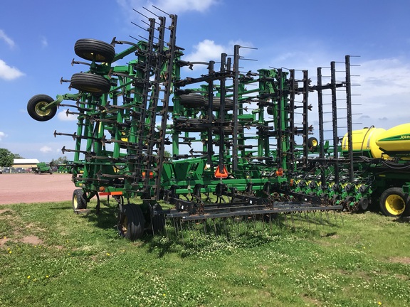 2004 John Deere 2210 Field Cultivator