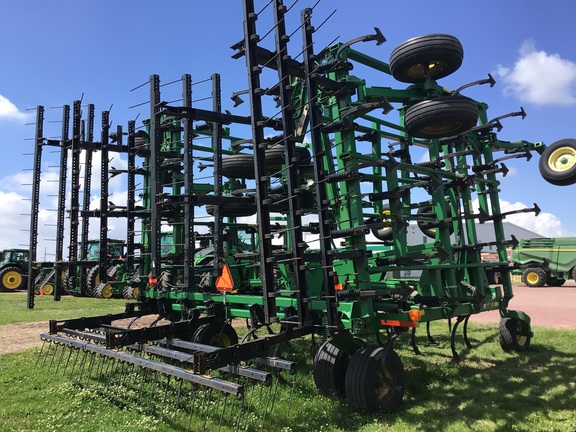 2004 John Deere 2210 Field Cultivator