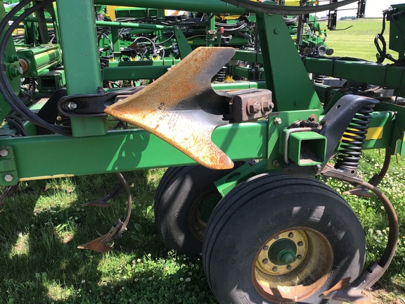 2004 John Deere 2210 Field Cultivator