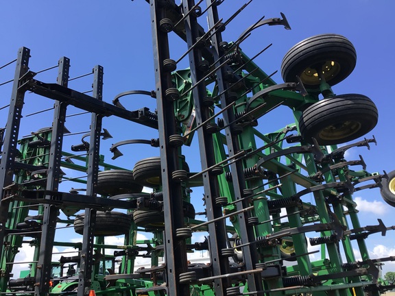 2004 John Deere 2210 Field Cultivator