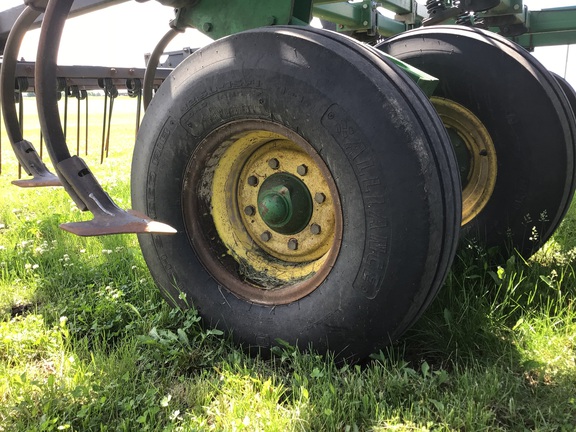 2004 John Deere 2210 Field Cultivator