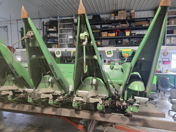 2010 John Deere 608C Header Corn Head