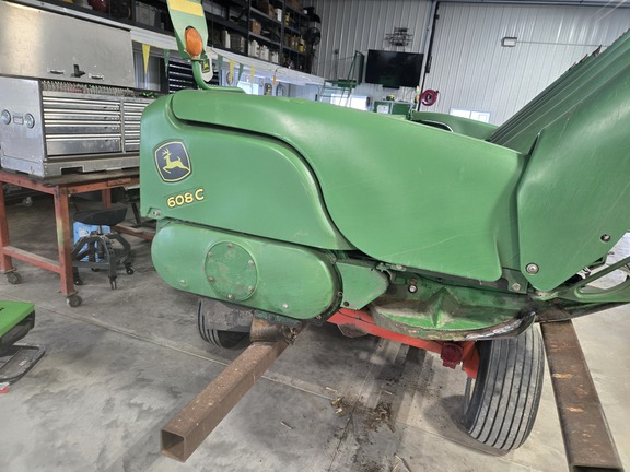 2010 John Deere 608C Header Corn Head