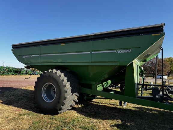 2023 Unverferth V1300 Grain Cart