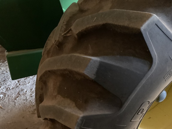 2010 Demco 750 Grain Cart