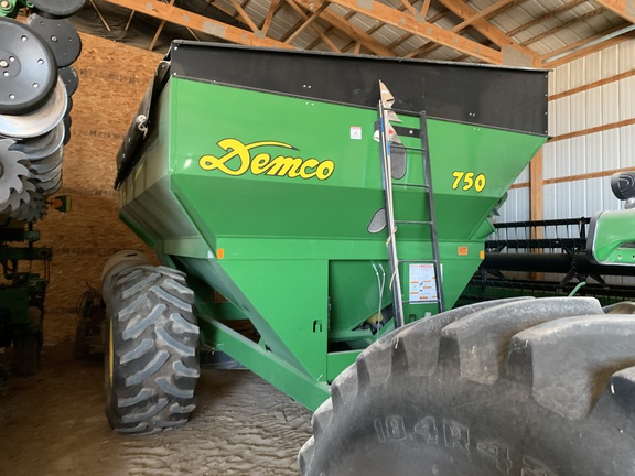 2010 Demco 750 Grain Cart