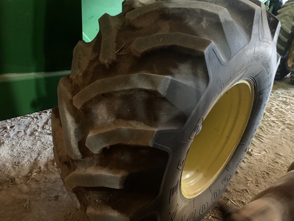 2010 Demco 750 Grain Cart