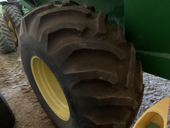 2010 Demco 750 Grain Cart