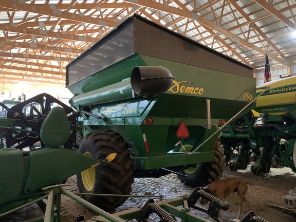 2010 Demco 750 Grain Cart
