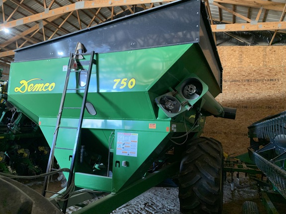 2010 Demco 750 Grain Cart