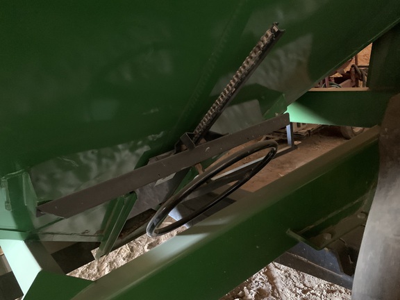 2010 Demco 750 Grain Cart