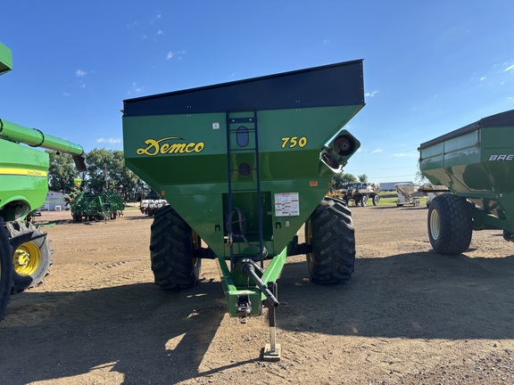 2010 Demco 750 Grain Cart
