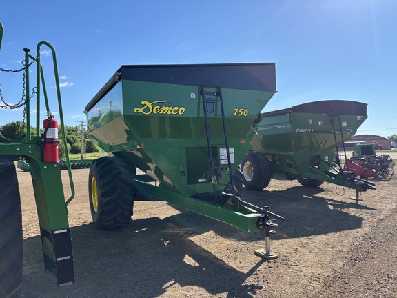 2010 Demco 750 Grain Cart