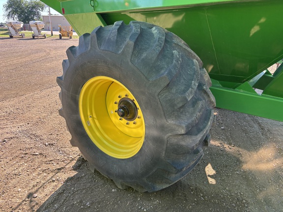 2010 Demco 750 Grain Cart