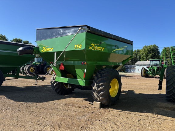 2010 Demco 750 Grain Cart
