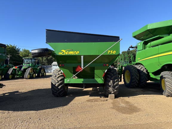 2010 Demco 750 Grain Cart