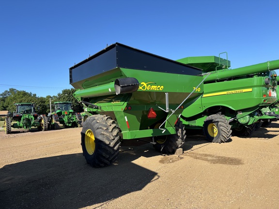2010 Demco 750 Grain Cart