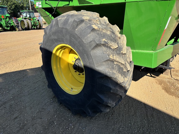 2010 Demco 750 Grain Cart