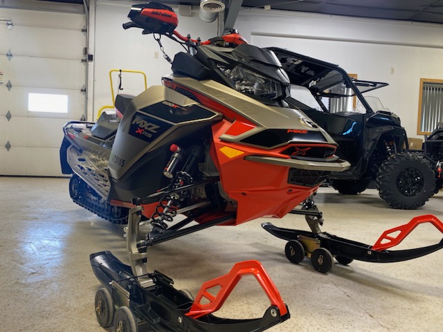 2021 Ski-Doo 2021 MXZ XRS 600R E.S. TITANIUM RED SKU # MZMC Snowmobile