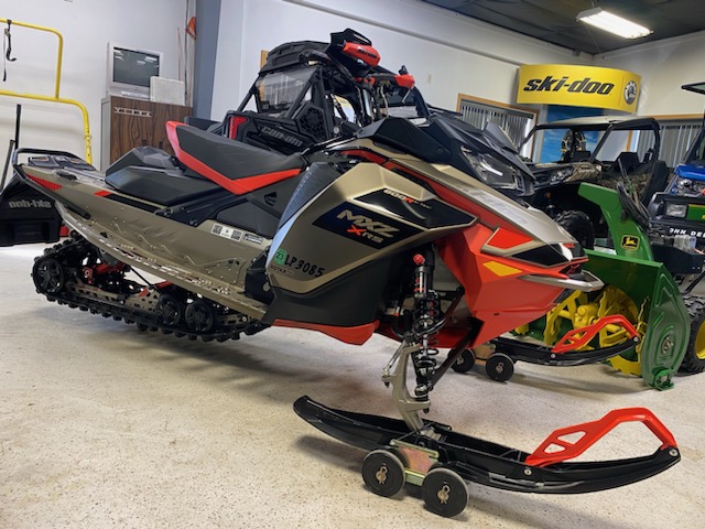 2021 Ski-Doo 2021 MXZ XRS 600R E.S. TITANIUM RED SKU # MZMC Snowmobile