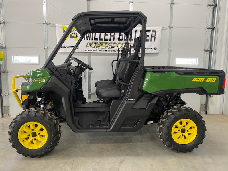 2024 Can-Am 2024 DEFENDER XT HD10 64"GREEN/YEL SKU # 8CRD Utility Vehicle