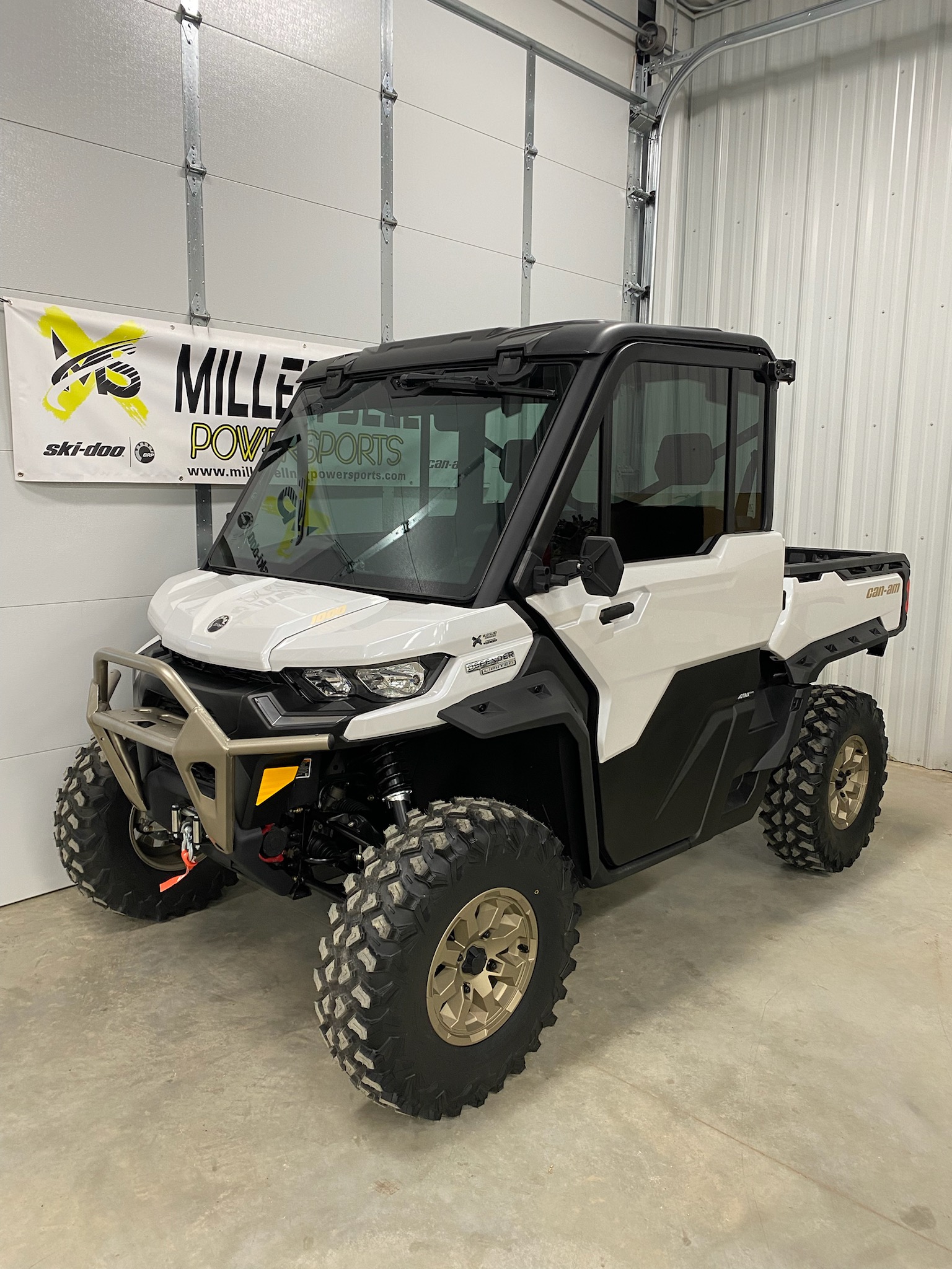 2024 Can-Am 2024 DEFENDER LTD CAB HD10 PEARL WHITE SKU # 8JRB Utility Vehicle