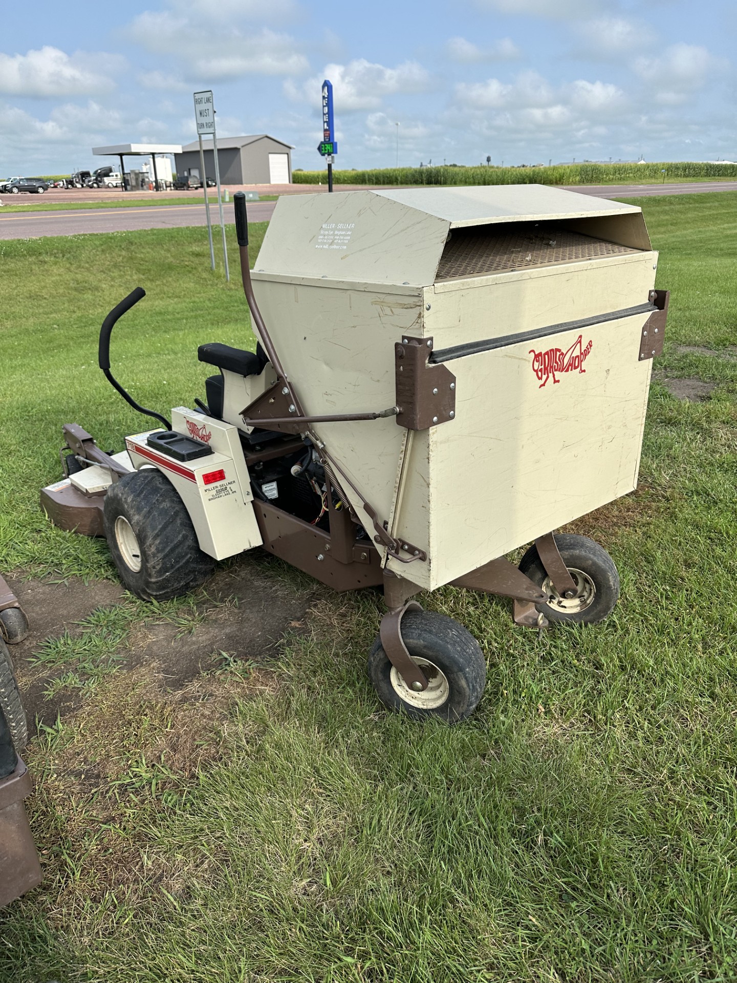 2004 Grasshopper 718 w/52" SD / Bagger Attachment Mower/Zero Turn