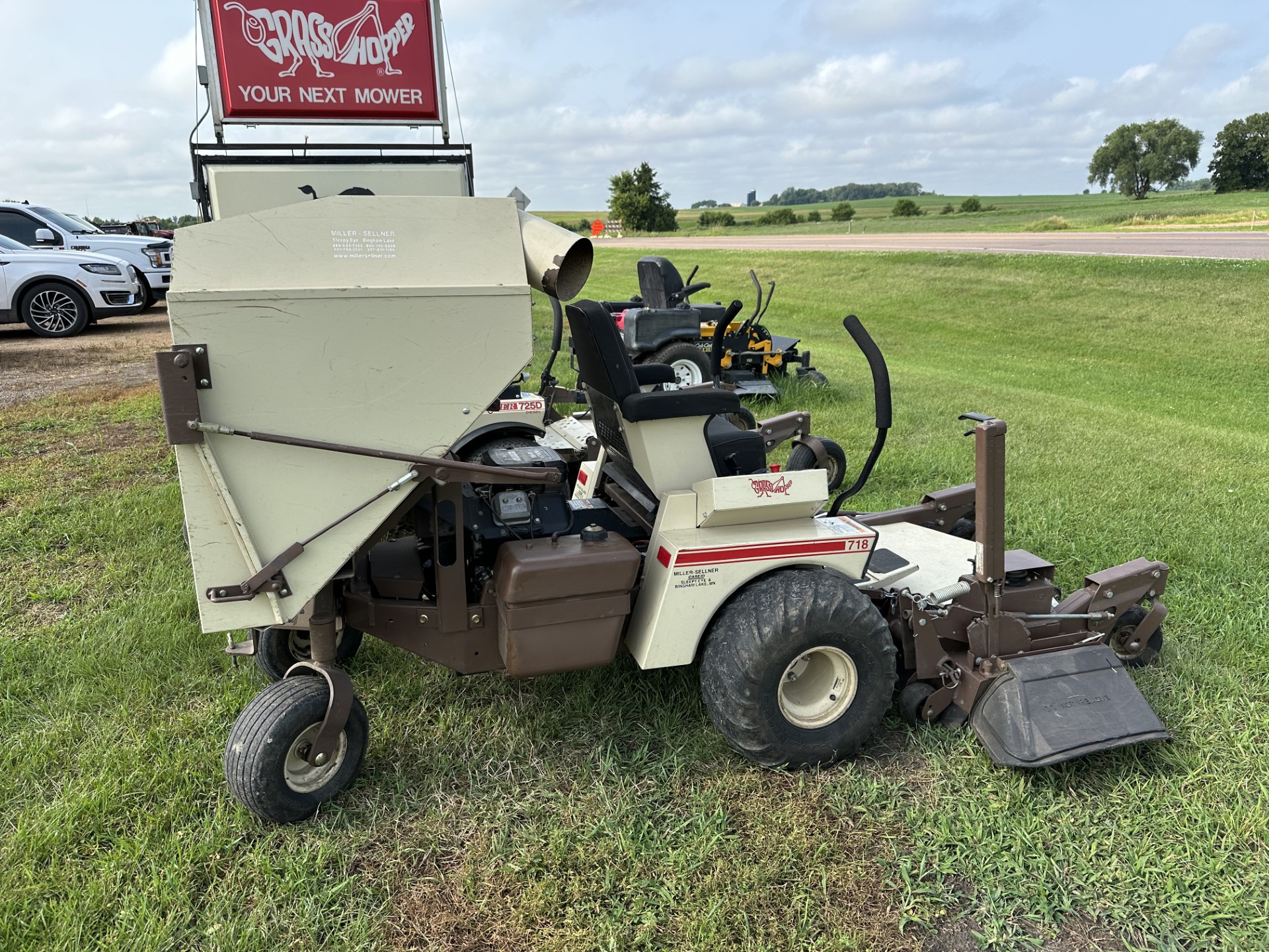 2004 Grasshopper 718 w/52" SD / Bagger Attachment Mower/Zero Turn