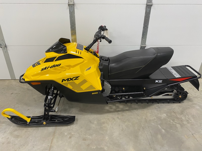 2025 Ski-Doo 2025 MXZ 200 NEO YELL/BLK SKU # YWSB Snowmobile