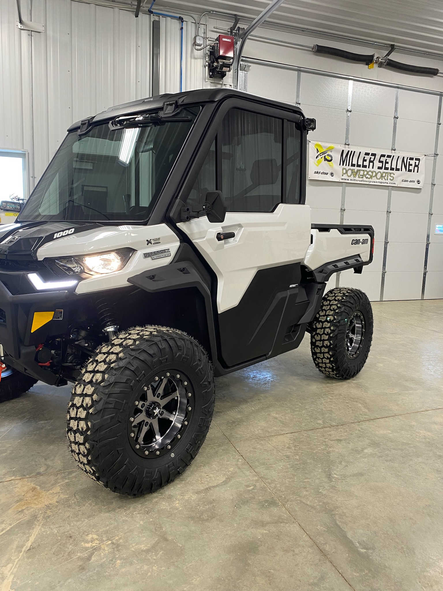 2025 Can-Am 2025 DEFENDER LTD CAB HD10 PEARL WHITE SKU # 8JSD Utility Vehicle