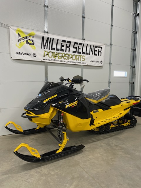 2025 Ski-Doo 2025 MXZ XRS 850 137 IR YEL/BLK SKU # MYSN Snowmobile