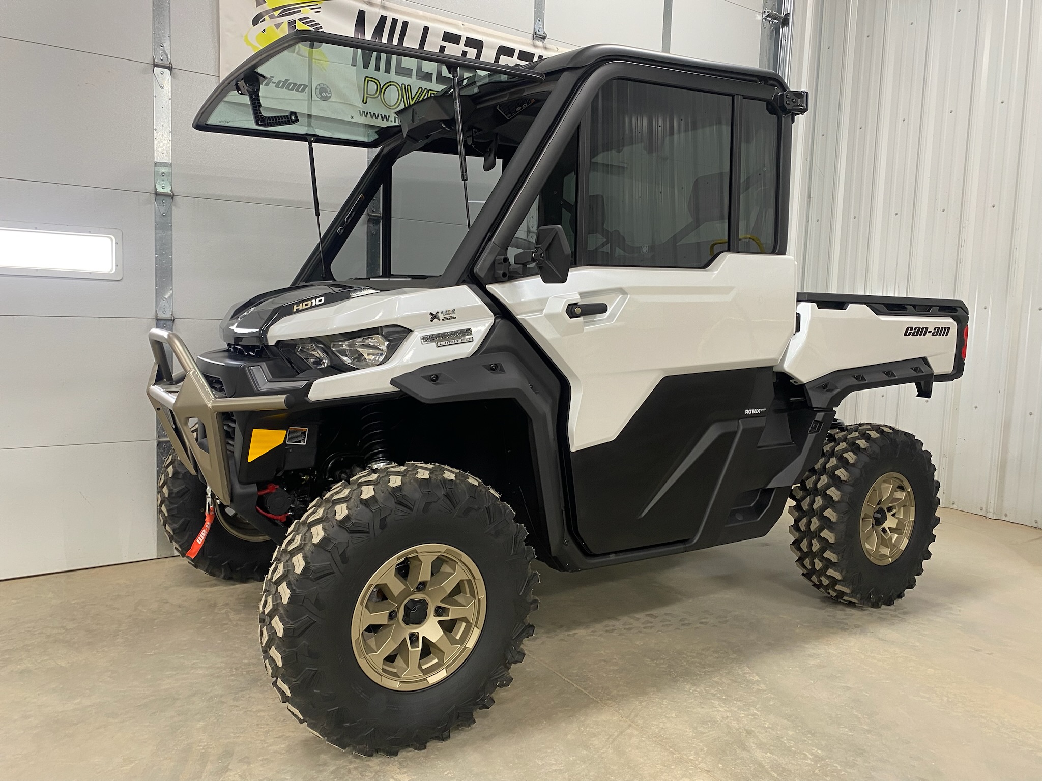 2025 Can-Am 2025 DEFENDER LTD CAB HD10 WHITE SKU # 8JSH Utility Vehicle