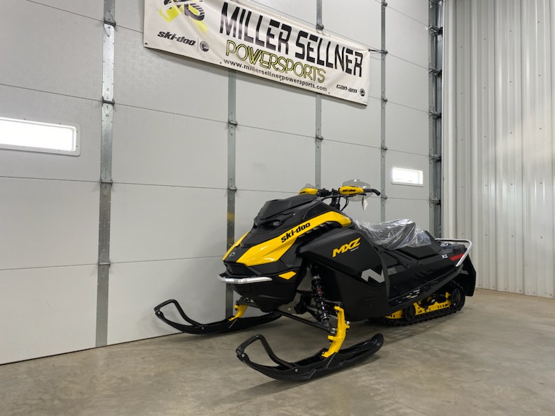 2026 Ski-Doo 2026 MXZ NEO+ 600EFI 55HP YEL/BLK SKU # BPTA Snowmobile