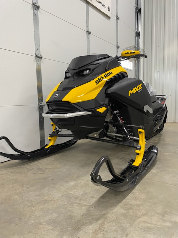 2026 Ski-Doo 2026 MXZ NEO+ 600EFI 55HP YEL/BLK SKU # BPTA Snowmobile