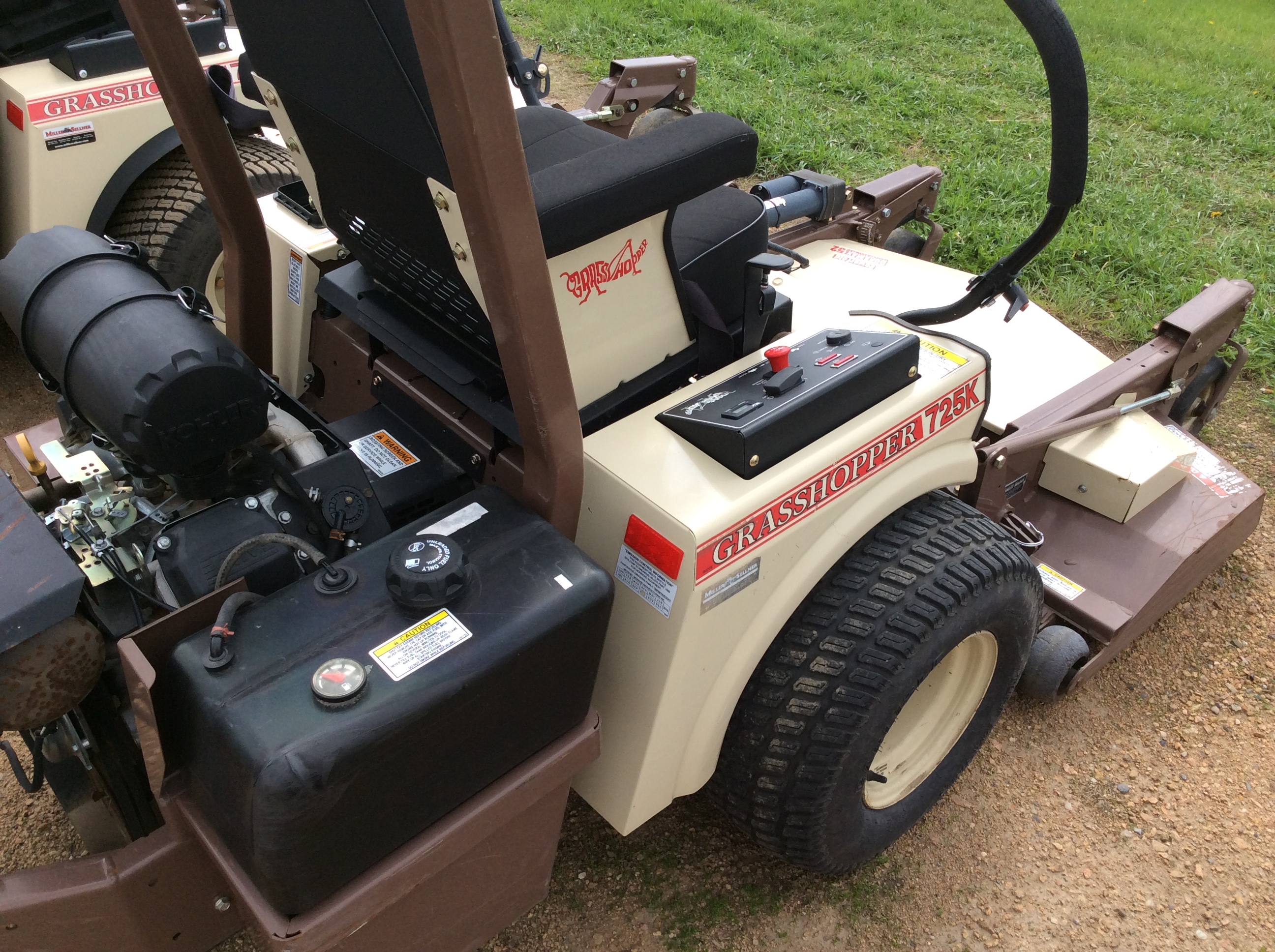 2016 Grasshopper 725KT w/52" RD Deck Mower/Zero Turn