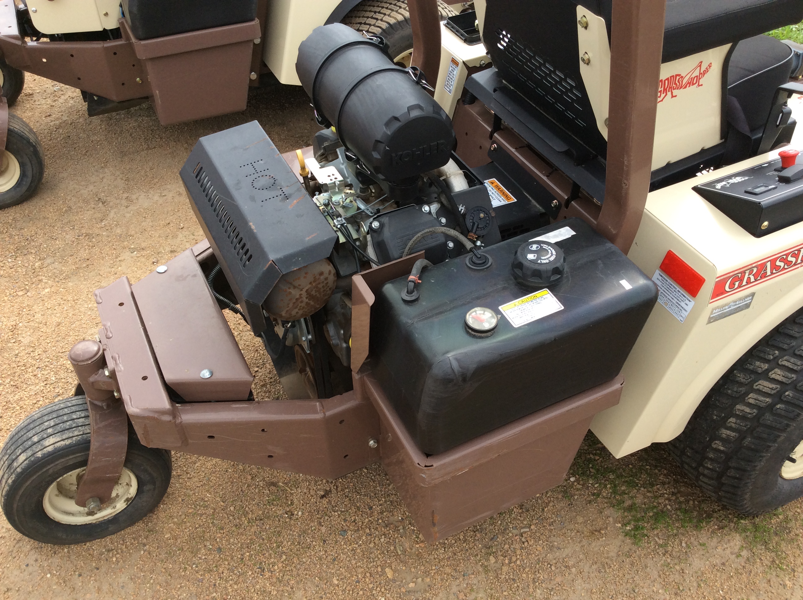 2016 Grasshopper 725KT w/52" RD Deck Mower/Zero Turn