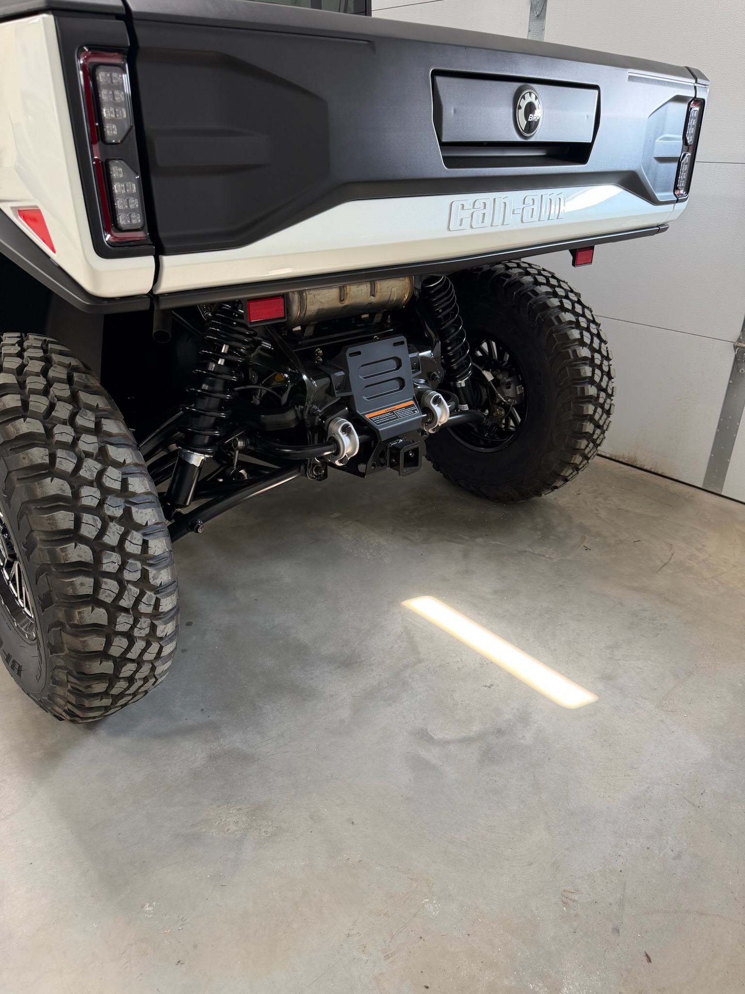 2026 Can-Am 2026 DEFENDER LTD CAB HD11 WHITE SKU # 8JTD Utility Vehicle